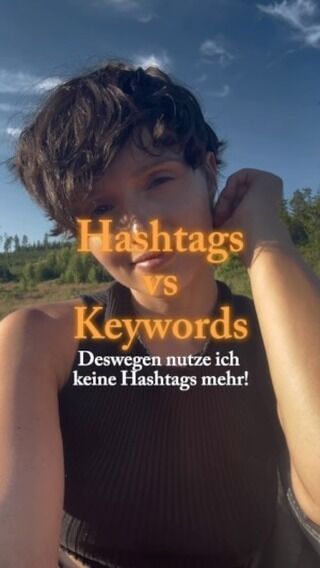 [tipps] Hashtags vs Keywords
Willst du wissen, was für dich Sinn macht? Deswegen nutze ich keine:

Hashtags - dein Reel wird deinen Followern und denen der Hashtags ausgespielt - ist dein Hashtag zu allgemein wie „Lieblingssong“, welcher bei jedem ein anderer sein kann, findet keine Interaktion statt. Dein Reel wird nicht weiter gepusht.

Keywords - Dein Reel wird deinen Followern gezeigt, wenn diese interagieren, wird es potenziellen neuen Followern gezeigt. Diese findet der Algorithmus in dem er analysiert, was du zeigst & schreibst und dafür sind die passenden Keywords wichtig. Diese beschreiben am besten die Inhalte vom Reel (nicht allgemein dein Thema - selber Fehler wie Hashtags!). Umso passender findet der Algorithmus deine Zielguppe, welche mit dir agiert.

Ich nutze schon lange keine Hashtags mehr, da sie in meinem Bereich zu allgemein sind. Es gibt Themen, da lohnt es sich noch - jedoch nur für kleinere Accounts!

Speicher dir das Reel und schick es an jemanden, der das auch wissen sollte - oder zu viel Hashtags benutzt! 🫣
Welche Themen rund um Instagram findest du spannende?
Welche Insights soll ich mal wieder zeigen?